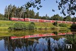 Am mückenverseuchten Fischteich bei Oberteich dieselt 218 403 mit RE 4859 nach München vorbei. (24.06.2026) <i>Foto: Joachim Bügel</i>