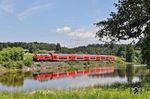 Auf der Fahrt nach München passiert 218 416 mit dem RE 4863 aus Hof den Rechenweiher bei Escheldorf. (24.06.2026) <i>Foto: Joachim Bügel</i>