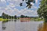 Bei Außentemperaturen von 35 Grad ließ es sich am Rechenweiher bei Escheldorf gut aushalten. Statt Fisch zu angeln, wurde stattdessen 218 433 mit RE 4858 nach Hof an den Haken genommen. (24.06.2026) <i>Foto: Joachim Bügel</i>