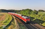 Die bekannte Fotostelle an den Tümpeln bei Oberteich ist mittlerweile auch Geschichte, weil hier ein riesiges Solarfeld entstand. Als Notlösung bleibt nur noch diese Perspektive übrig, an der 218 421 mit RE 4850 nach Hof vorbeidieselt. (25.06.2026) <i>Foto: Joachim Bügel</i>
