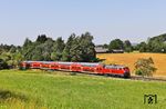 218 433 passiert mit RE 4854 nach Hof zwischen Reuth (b Erbendorf) und Wiesau (Oberpf) das Örtchen Escheldorf. (25.06.2026) <i>Foto: Joachim Bügel</i>