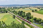 Blick vom Plentl-Kreuz in das Naabtal mit 218 433 vor RE 4861 (Hof - München) südlich von Nabburg. (25.06.2026) <i>Foto: Joachim Bügel</i>