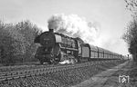 Dnach ging es nach Bentlage, wo an diesem Tag eine erstaunliche Dichte an Güterzügen vorbeikam. Den Anfang machte die Emder Schürzenlok 044 231 mit Gag 9069 auf dem Weg nach Emden. (22.03.1972) <i>Foto: Wolfgang Bügel</i>
