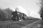 Die Kasselaner 051 050 war wohl an das Bw Emden ausgeliehen und hatte einen Rungenwagenzug bei Bentlage am Haken. (22.03.1972) <i>Foto: Wolfgang Bügel</i>