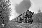 Mit dem Erzzug Gdg 9064 aus Emden kam 043 131 (44 1131) bei Bentlage angekachelt. (22.03.1972) <i>Foto: Joachim Bügel</i>
