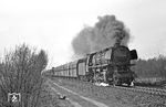 Mit Gdg 9481 fährt die Emder 044 534 (44 1535) bei Bentlage südwärts. (22.03.1972) <i>Foto: Wolfgang Bügel</i>