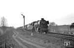 Freie Fahrt für 042 095 vor einem Ölzug aus Holthausen (Ems) am Blocksignal der Blockstelle Bentlage. Gut 20 Dampfzüge in 7 Stunden - keine schlechte Ausbeute an diesem Tag. (22.03.1972) <i>Foto: Wolfgang Bügel</i>