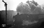 Mit dem E 1739 (Hamm - Emden) rauscht 012 101 am Blocksignal der Bk Bentlage vorbei. (22.03.1972) <i>Foto: Wolfgang Bügel</i>
