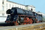 01 0505 (Bw Wittenberge) mit einem Personenzug vor dem imposanten Empfangsgebäude des Bahnhofs Wittenberge. Der Bahnhof liegt fast genau in der Mitte der Bahnstrecke Berlin–Hamburg und wurde 1846 eröffnet. Das Empfangsgebäude des damaligen Keilbahnhofs wurde 1846 zwischen den westlich gelegenen Gleisen der Magdeburger Strecke und den östlichen Gleisen der Berlin-Hamburger Bahn angelegt.  (02.06.1972) <i>Foto: Rolf Hahmann</i>