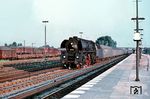 01 502 vom Bw Wittenberge (1962 aus 01 157 rekonstruiert), ausgestattet mit Boxpokrädern, die sie von 1964 bis 1971 trug, rollt mit dem D 166 aus Berlin durch Hamburg-Tiefstack. (08.1968) <i>Foto: Rolf Hahmann</i>