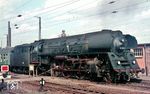 Im damaligen Grenzbahnhof Bebra hat 01 534 (Bw Erfurt) den D 199 nach Cottbus übernommen. (03.1967) <i>Foto: Rolf Hahmann</i>