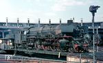 Die Osnabrücker 01.10 bedienten die Magistrale von der Hansestadt Hamburg über Bremen ins Ruhrgebiet und nach Köln, auch als "Rollbahn" bekannt. 01 1054, seit 17.07.1957 in Osnabrück beheimatet, wendet im Bw Hamburg-Altona. (04.1967) <i>Foto: Rolf Hahmann</i>