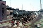 Mit der Aufnahme des elektrischen Betriebs auf der Main-Weser-Bahn im März 1967 verloren die Kasselaner 01.10 ihr letztes Einsatzgebiet. Als letzte 01.10 des Bw Kassel verließ 01 1061 ihre hessische Heimat am 26. Mai 1967 nach Hamburg-Altona. Auch die anderen Kasselaner Ölloks fanden in Hamburg-Altona eine neue Heimat, während die weniger geschätzten Kohle-01.10 nach Rheine umstationiert wurden. (04.1967) <i>Foto: Rolf Hahmann</i>