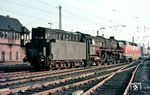 01 1061, der Neuzugang aus Kassel, mit einer V 200 im Bw Hamburg-Altona. Eigentlich sollten die V 200 die Dampfloks bereits Ende der 1960er Jahre auf der Marschbahn ablösen. Die besonderen Verhältnisse auf der Strecke wie der ständig von See her wehende Westwind brachten die Dieselloks schnell an ihre Leistungsgrenze. So verlor die V 200 mit einem 14-Wagen-Schnellzug beim Anstieg auf die Rendsburger Hochbrücke rund 40 km/h, während die 01.10 nur 10 km/h langsamer wurde. (08.1968) <i>Foto: Rolf Hahmann</i>