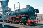 Nach einer L0-Bedarfsausbesserung im AW Braunschweig zeigt sich die Osnabrücker 01 1064 farbenfroh im Bw Hamburg-Altona. Dahinter steht 03 121 aus Wittenberge. (05.1967) <i>Foto: Rolf Hahmann</i>