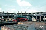 Das Bw Hamburg-Altona bestand von 1895 bis 1982 und war eines der größten und bedeutendsten Bahnbetriebswerke Deutschlands. Neben dem Doppel-Ringlokschuppen (23 plus 34 Gleise), in den gerade die Osnabrücker 01 1064 einrückt, erfolgte die Schuppenzufahrt über eine Doppeldrehscheibe. (09.1967) <i>Foto: Rolf Hahmann</i>