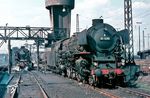 Im Bw Hamburg-Altona trifft 01 1079 auf ihre Osnabrücker Schwesterlok 01 1076. 01 1079 war die erste 01.10 mit Hochleistungskessel und Ölhauptfeuerung, die nach einem Unfall bei Ostercappeln Anfang November 1967 ausgemustert wurde. (04.1967) <i>Foto: Rolf Hahmann</i>