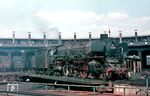 01 1076 auf der berühmten Doppeldrehscheibe im Bw Hamburg-Altona. (04.1967) <i>Foto: Rolf Hahmann</i>