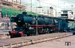 01 1077 (Bw Osnabrück) wartet vor dem D 93 nach Köln auf die Abfahrt in Hamburg Hbf.  (05.1968) <i>Foto: Rolf Hahmann</i>