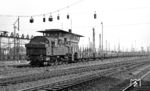 94 1362 (Bw Hamm Gbf) mit einem Drahtrollenzug am Stellwerk "Hpm" in der Nordausfahrt des Hammer Rangierbahnhofs. (31.05.1966) <i>Foto: Reinhard Gumbert</i>