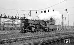 Die Hammer 50 4019 als Lz zwischen Bw-Ausfahrt und Hamm Pbf in Höhe des Stellwerks "Hpm". (31.05.1966) <i>Foto: Reinhard Gumbert</i>