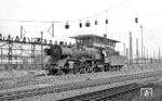 01 105 (Bw Hannover Hgbf) auf dem Weg vom Bw Hamm zum Personenbahnhof. (31.05.1966) <i>Foto: Reinhard Gumbert</i>