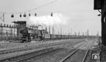 44 122 (Bw Hamm G) hat mit einem Güterzug soeben den Hammer Rangierbahnhof verlassen. Links steht Stellwerk "Hpm", das für die südliche Ausfahrt des Pbf verantwortlich war, rechts ist Stellwerk "Hvn" (Hamm Verschiebebahnhof Nord) zu sehen, das für die nördlichen Ein- und Ausfahrten zum Rangierbahnhof bzw. Bw zuständig war. (31.05.1966) <i>Foto: Reinhard Gumbert</i>