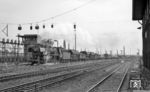 Nachdem der Güterverkehr über Pfingsten 1966 eher mau war, kam am Dienstag nach Pfingsten ein Güterzug nach dem anderen vorbei. Hier ist es 44 1143 vom Bw Rheine, die sich in Hamm (Westf) Rbf auf dem Weg in die Heimat macht. (31.05.1966) <i>Foto: Reinhard Gumbert</i>