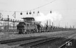 Zwischendurch kam 94 1714 (Bw Hamm G) mit einem Übergabezug aus Schüttgutwagen in Hamm (Westf) vorbeigefahren. (31.05.1966) <i>Foto: Reinhard Gumbert</i>