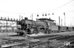 Die Osnabrücker 41 073 hatte in der Ausfahrt aus Hamm (Westf) Rbf einen Röhrenzug auf amerikanischen Kriegsgüterwagen der Bauart SSkms 49 am Haken. (31.05.1966) <i>Foto: Reinhard Gumbert</i>