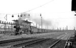 Gefühlt war am Dienstag nach Pfingsten in Hamm (Westf) das halbe Ruhrgebiet mit Lokomotiven vertreten. 44 1051 vom Bw Gelsenkirchen-Bismarck brachte einen beladenen Kokszug mit. (31.05.1966) <i>Foto: Reinhard Gumbert</i>