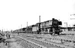 44 470 (Bw Hamm G) fährt mit einem Güterzug in Hamm (Westf) Rbf ein. Bis zum Ende der 1960er Jahre verkehrte hier ein Pendelzug (VT 95) für die Mitarbeiter zum Rangierbahnhof. Der Haltepunkt Hamm Wilhelmstraße (direkt am Pbf) wurde im 30-Minuten-Takt bedient. Bei der Elektrifizierung des Rangierbahnhofs wurde das Gleis teilweise für die Gründung der Fahrleitungsmasten benötigt. Der Pendelbetrieb wurde eingestellt und durch eine Buslinie ersetzt. (31.05.1966) <i>Foto: Reinhard Gumbert</i>