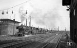 Zwischen den Stellwerken "Hpm" und "Hvn" fährt 50 1763 vom Bw Münster (Westf) aus dem Rangierbahnhof in Hamm (Westf). Das ganz rechts auf Hp 1 stehende Signal bezog sich auf den Pendelzug und stand immer auf Fahrt, außer wenn der VT 95 am Bahnsteig stand. (31.05.1966) <i>Foto: Reinhard Gumbert</i>