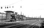 41 343 (Bw Wanne-Eickel) hat mit einem beladenen Kokszug soeben den Hammer Rangierbahnhof verlassen. (31.05.1966) <i>Foto: Reinhard Gumbert</i>