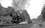 Nahe des Dunetalviadukts bei Neuenbeken kämpft sich 44 215 (Bw Paderborn) mit einem Güterzug in Richtung Altenbeken bergan. (01.06.1966) <i>Foto: Reinhard Gumbert</i>