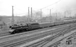 10 002 fährt mit dem D 184 (Wilhelmshaven - Basel SBB) aus Kassel Hbf. Die 10 wird bis Frankfurt (M) Hbf am Zug bleiben. (02.06.1966) <i>Foto: Reinhard Gumbert</i>