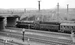10 002 hat mit dem D 184 soeben den Hauptbahnhof in Kassel verlassen und fährt unter der Berliner Brücke (heute Tannenstraße) hindurch. Der Zug wird gleich südwärts in Richtung Wilhelmshöhe abschwenken. Hinter der Lok verlaufen die Gleise nach Vellmar. (02.06.1966) <i>Foto: Reinhard Gumbert</i>
