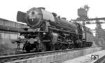 03 1001 (Bw Hagen-Eckesey) restauriert im Bw Kassel, bevor es um 14.20 Uhr mit dem D 398 zurück nach Hagen geht. Nach ihrer Abstellung am 4. August 1966 rostete die Lok noch jahrelang im Bw Hagen-Eckesey vor sich hin. Zunächst als Denkmallok vor dem Bochumer Hauptbahnhof vorgesehen, kam sie dann noch in die berühmte Sammlung des AW Schwerte (Ruhr), was sie aber letztlich auch nicht vor der Verschrottung bewahrte, die im Oktober 1972 erfolgte.  (02.06.1966) <i>Foto: Reinhard Gumbert</i>