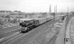 41 142 (Bw Kassel) mit einem Personenzug in Kassel-Kirchditmold. Im Hintergrund fährt gerade eine V 200 mit einem Eilzug dem Kasselaner Hauptbahnhof entgegen. (02.06.1966) <i>Foto: Reinhard Gumbert</i>