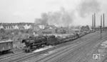 44 1264 (Bw Kassel) hat soeben den Rangierbahnhof in Kassel verlassen und fädelt sich in Kassel-Kirchditmold in die Main-Weser-Bahn ein. (02.06.1966) <i>Foto: Reinhard Gumbert</i>