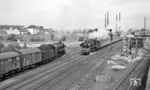In Kassel-Kirchditmold begegnet die nach Kassel Rbf einfahrende 44 1524 (Bw Dillenburg) der entgegenkommenden 41 091 vom Bw Kassel. (02.06.1966) <i>Foto: Reinhard Gumbert</i>