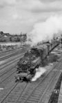 86 505 (Bw Kassel) fährt mit einem Personenzug aus dem Bahnhof Kassel-Kirchditmold, nicht zu verwechseln mit dem heutigen Hp Kassel-Kirchditmold an der Herleshäuser Kurve. (02.06.1966) <i>Foto: Reinhard Gumbert</i>