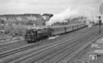 86 364 (Bw Kassel) mit einem Dienstpersonenzug auf den Güterzuggleisen zwischen Kassel Rbf und -Wilhelmshöhe in Kassel-Kirchditmold. (02.06.1966) <i>Foto: Reinhard Gumbert</i>