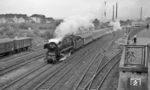 01 1056 (Bw Kassel) kachelt mit einem Eilzug durch Kassel-Kirchditmold. (02.06.1966) <i>Foto: Reinhard Gumbert</i>
