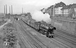 44 937 (Bw Kassel) fährt durch Kassel-Kirchditmold. Auffällig sind die Bi-Wagen an der Zugspitze. Links startet 44 1652 aus Kassel Rbf. Die vier hohen Schornsteine gehören zum Bw Kassel Bahndreieck. (02.06.1966) <i>Foto: Reinhard Gumbert</i>