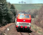 Die City-Bahn wurde von der DB zum Fahrplanwechsel am 30. September 1984 eingeführt, um den Nahverkehrszug auf Nebenstrecken attraktiver zu machen. Hierfür wurden vorhandene n-Wagen modernisiert und ein dichter Taktfahrplan eingeführt. Die erste Strecke mit diesem Angebot war die Verbindung Köln–Overath–Gummersbach–Meinerzhagen, die 1984 auf der Aggertalbahn und Volmetalbahn eröffnet wurde. Bespannt wurden die Züge von zehn passend lackierten Diesellokomotiven der Baureihe 218 des Bw Hagen-Eckesey. Zwischen Kotthausen und Gummersbach ist die schiebende 218 143 mit einem City-Bahnzug aus Köln unterwegs. (04.1986) <i>Foto: Ulrich Hesse</i>