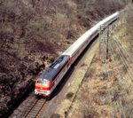 218 140 mit einer City-Bahn nach Köln im mit Doppel-Telegrafenmasten versehenen Einschnitt bei Kotthausen. (04.1986) <i>Foto: Ulrich Hesse</i>