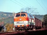 Der Tausch der in Hagen stationierten Citybahnloks, die auf der Strecke zwischen Köln und Gummersbach eingesetzt wurden, erfolgte über den Ne 62064, der von Hagen Gbf nach Köln-Kalk Nord verkehrte und hier mit 218 140 bei Ennepetal unterwegs ist.  (10.1985) <i>Foto: Ulrich Hesse</i>