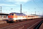 218 143 mit mit einem City-Bahnzug aus Gummersbach in Köln-Deutz eingefahren. Ab 1987/88 erfolgte die bundesweite Modernisierung der n-Wagen. Sie wurden in den damaligen Regionalbahn-Farben lichtgrau/pastelltürkis/minttürkis lackiert. Obwohl die City-Bahn analog der S-Bahn Rhein-Ruhr in den Farben reinorange/kieselgrau ein Alleinstellungsmerkmal hatte, wurden die Züge auch mit Wagen in den neuen Farben verstärkt.  (03.1989) <i>Foto: Ulrich Hesse</i>