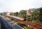 218 146 (Bw Hagen-Eckesey) mit einem umgeleiteten IR auf dem Personenzuggleis der Köln-Mindener-Bahn zwischen Bielefeld und Brackwede. Wegen einer Streckensperrung zwischen Paderborn und Soest wurden im Sommer 1993 die Fernzüge über Brackwede - Bielefeld umgeleitet. Der Zug fährt in Richtung Brackwede auf Höhe der ehemaligen Blockstelle Gneisenau. Im Hintergrund sieht man die Sparrenburg, im Hintergrund das Betriebsgebäude der Fa. Dr. Oetker.  (08.1993) <i>Foto: Ulrich Hesse</i>